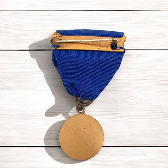 Vintage D.A.R. Award Medal For Excellence In History With Blue Ribbon - Picture 2 of 3